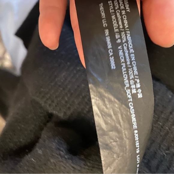 Theory / Adrianna black 100% Cashmere V-Neck Sweater classic small S - Picture 9 of 10